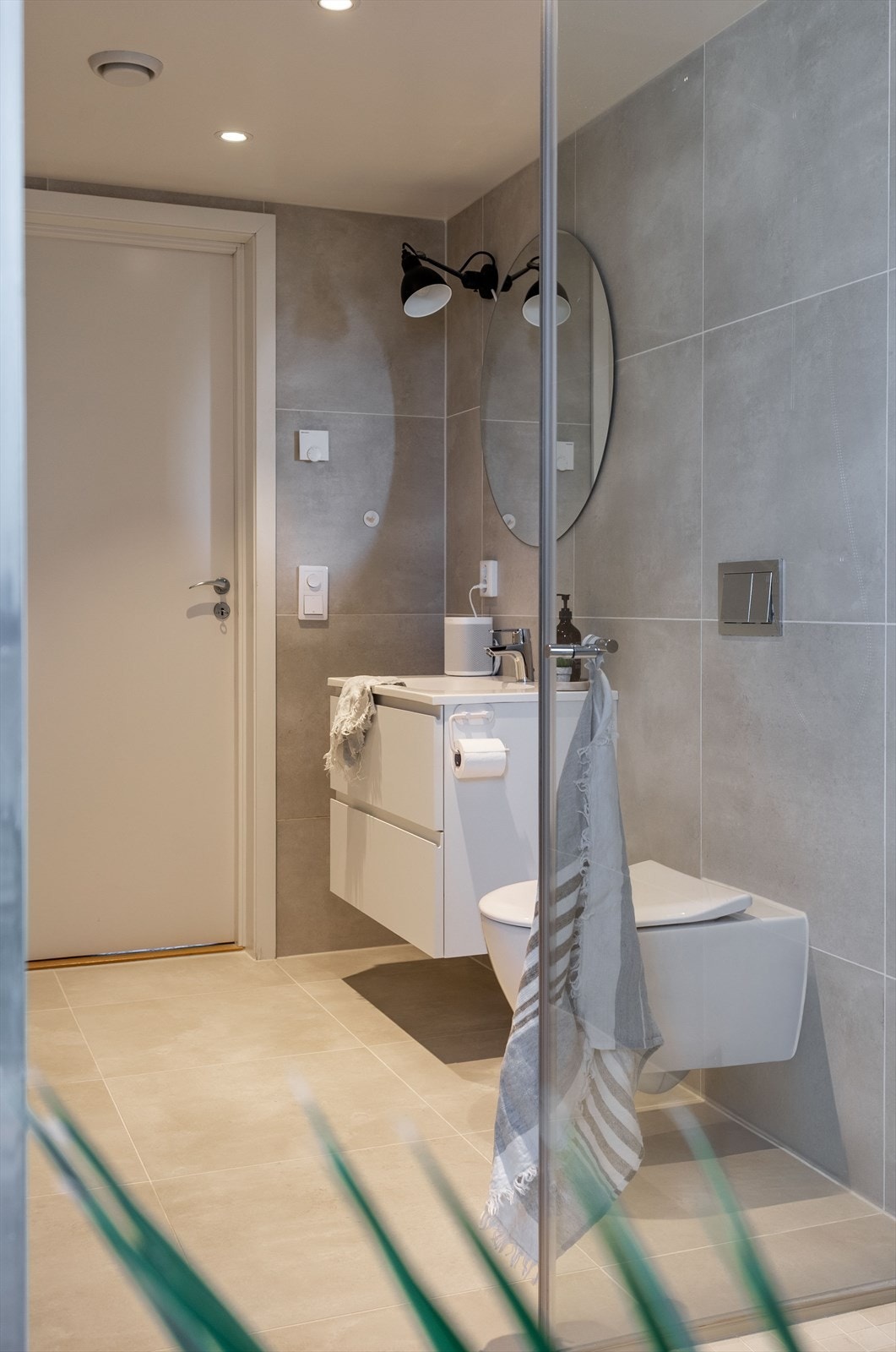 Servantinnredning med god oppbevaringsplass. Fordelerskapet for den vannbårne varmen er plassert på badet. Galleribilde