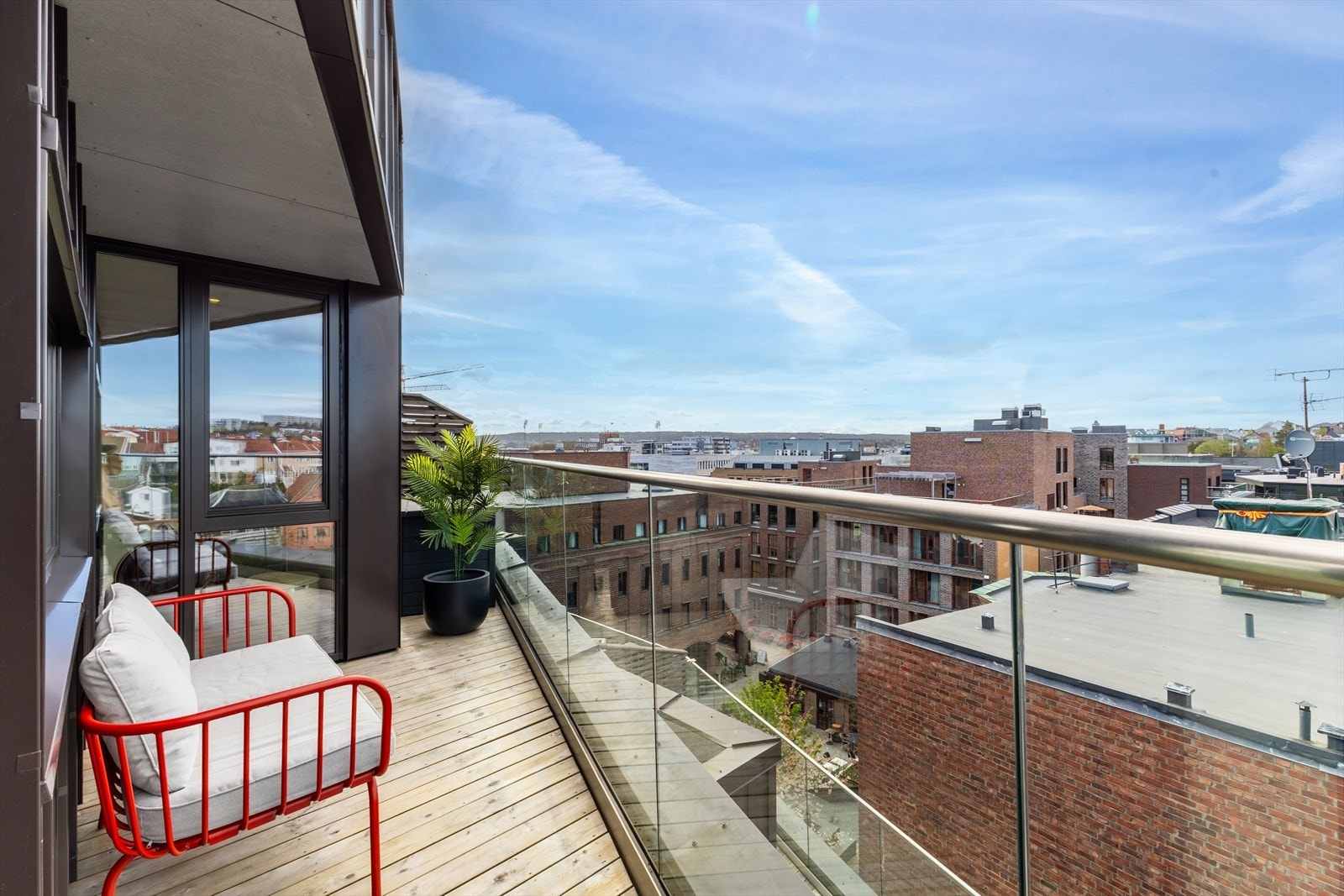 Terrassen strekker seg rundt leiligheten og er skjermet med et elegant glassrekkverk som bevarer utsikten. Her vil du også nyte kveldssolen og solnedgangen! Galleribilde