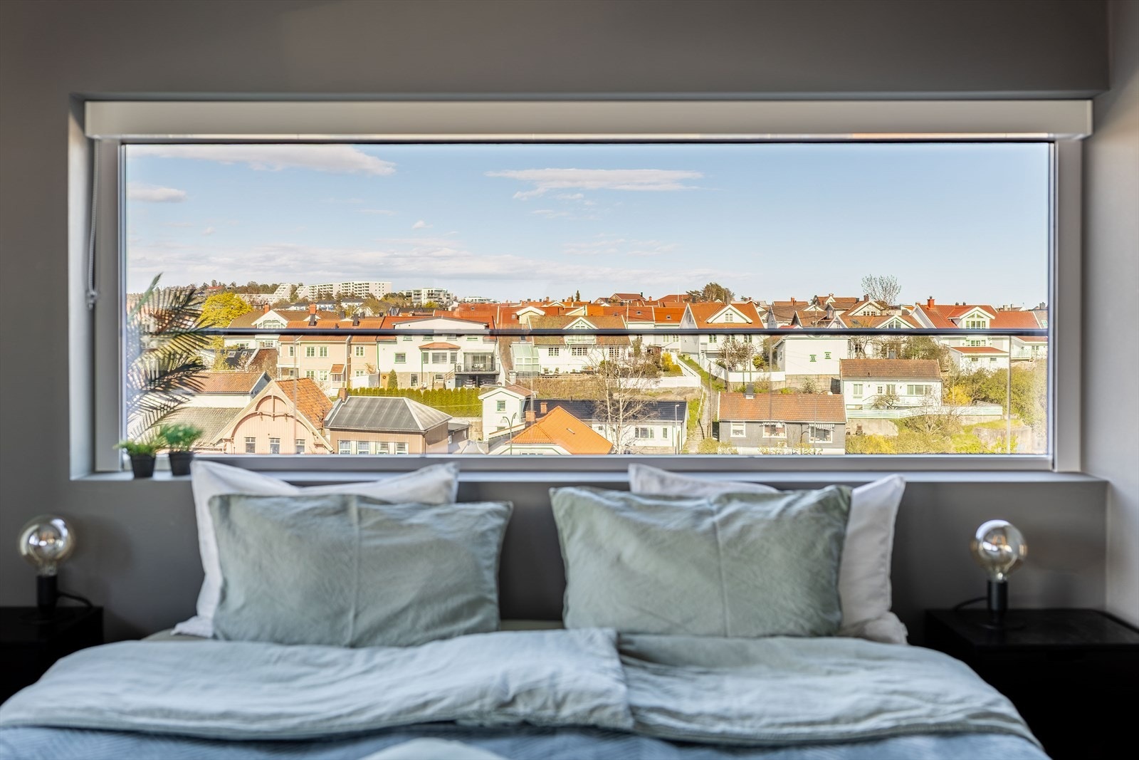 Vinduer med 3-lags glass sikrer et stille og behagelig soverom. Galleribilde