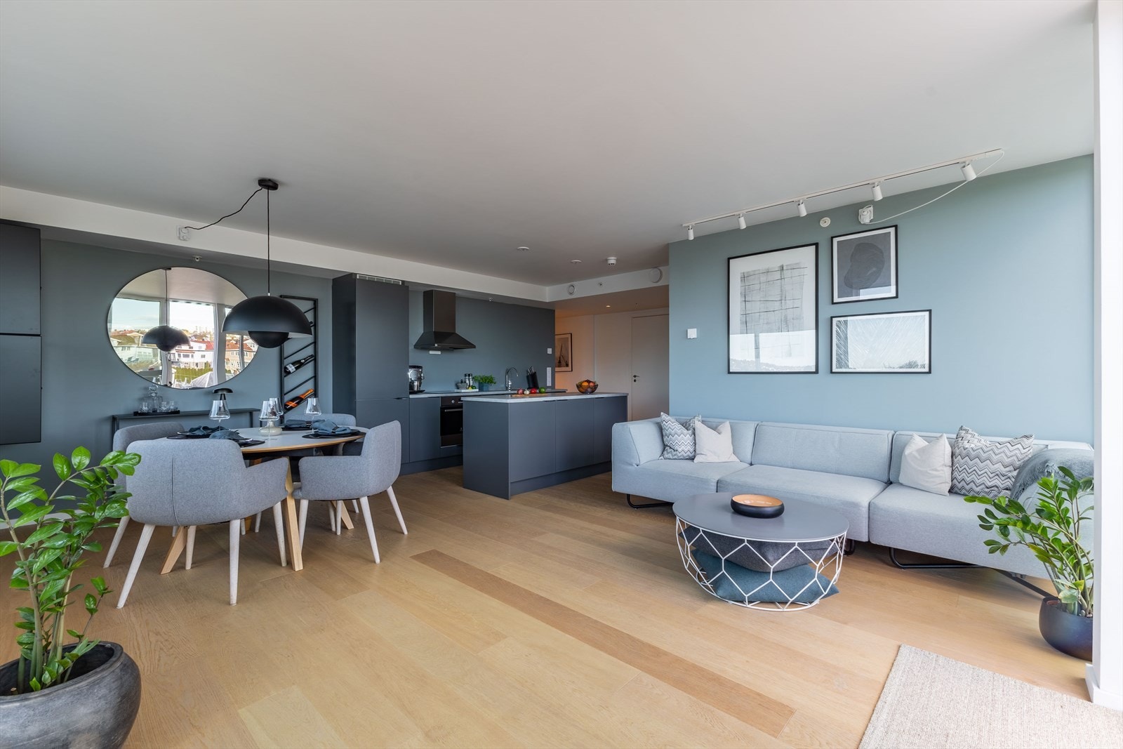Store vindusflater og malte plater på vegger og i himling gir et lyst og moderne preg. Galleribilde