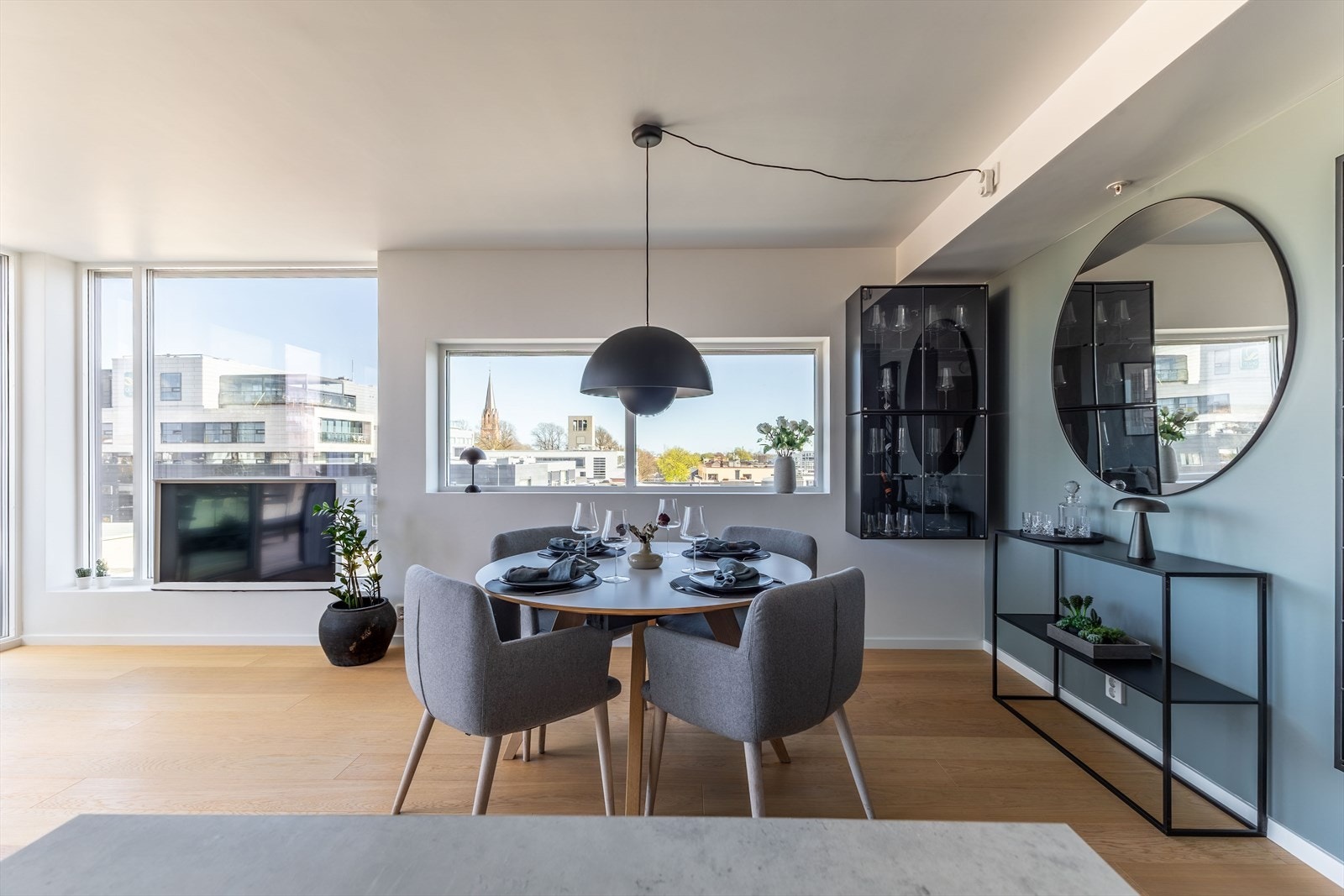 Spisestuen har plass til hyggelige middagsselskaper. Vinduene har 3-lags glass og utvendig aluminiumsbekledning for god isolasjon og enkelt vedlikehold. Galleribilde