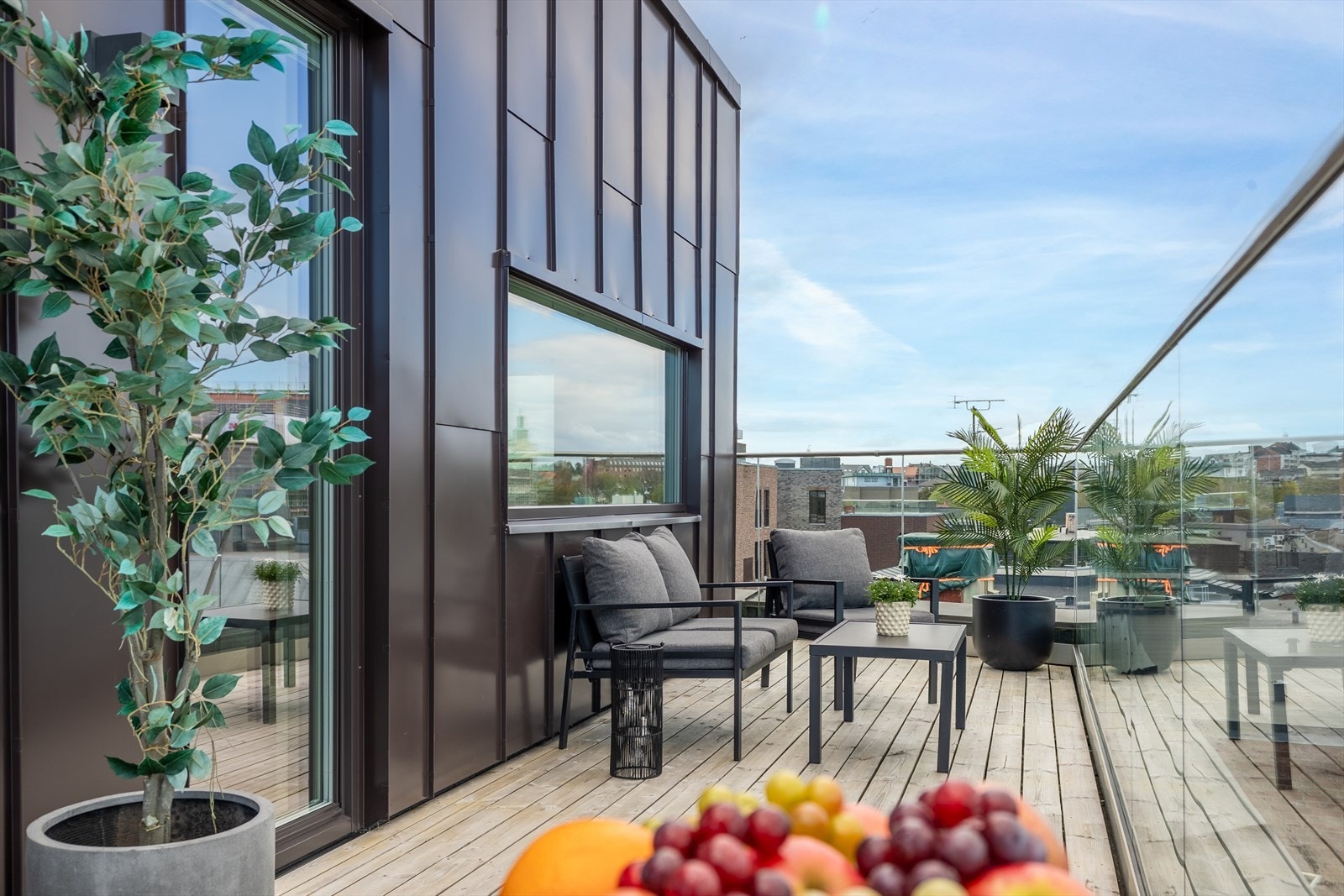 Terrassegulvet er lagt med impregnerte terrassebord, et solid og varig materiale. Galleribilde