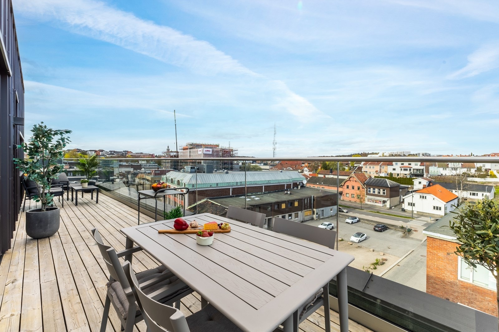 Her er det god plass til en stor spisegruppe for måltider utendørs. Galleribilde