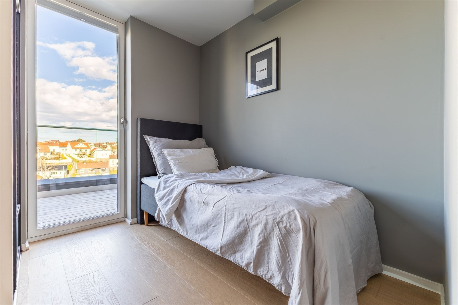 Et perfekt rom for gjester, kontor eller som et ekstra soverom med enkel tilgang til uteplassen. Galleribilde