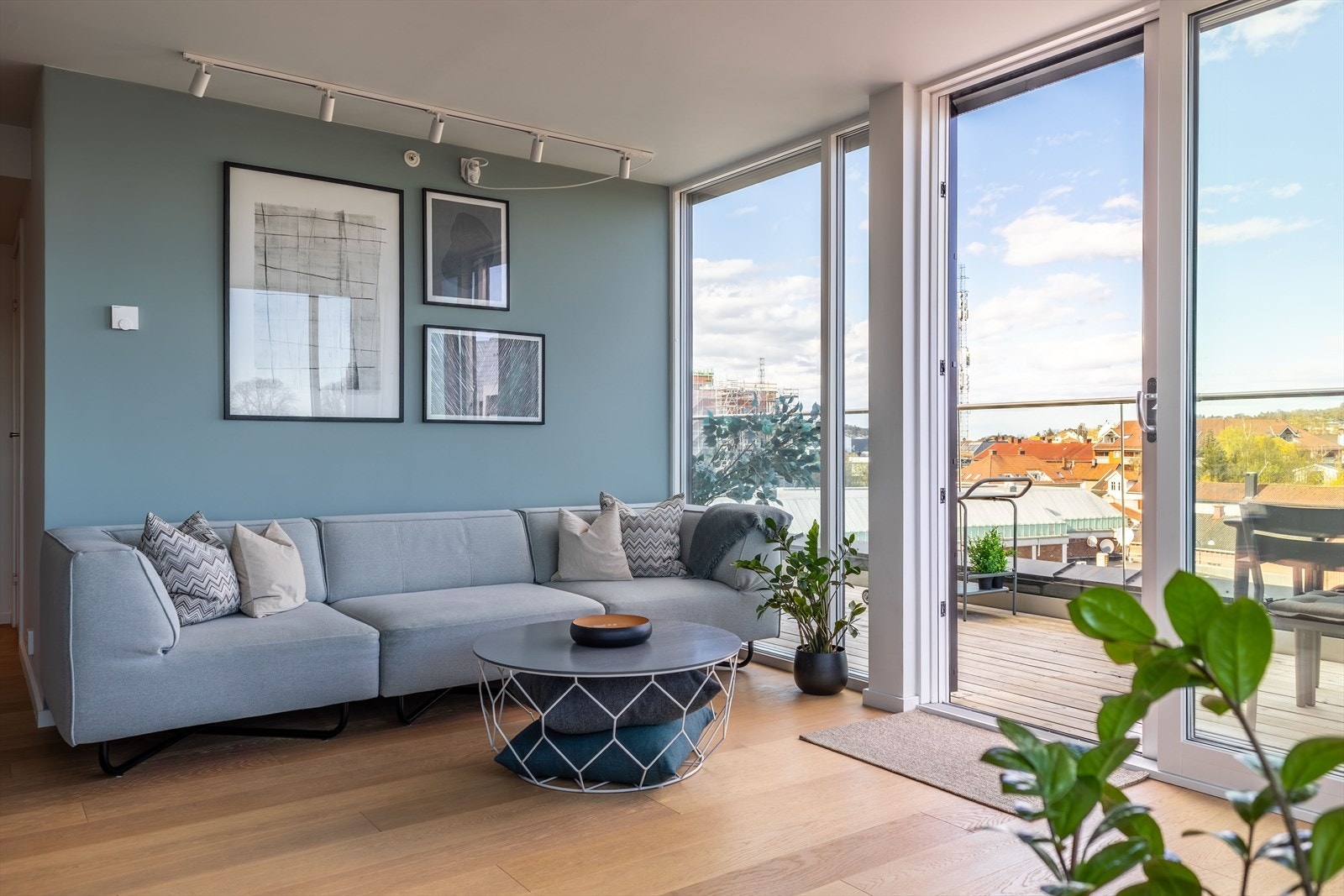 Hev-skyv-døren i glass åpner opp mot den 33 kvadratmeter store terrassen, og visker ut skillet mellom inne og ute. Galleribilde