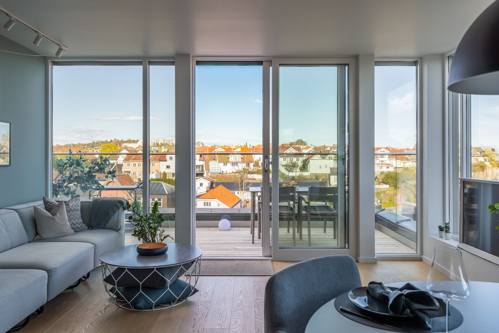 Gjennomgående parkett og vannbåren gulvvarme i alle rom gir en lun og enhetlig base. Fra stuen er det utgang til en svært romslig terrasse. Galleribilde
