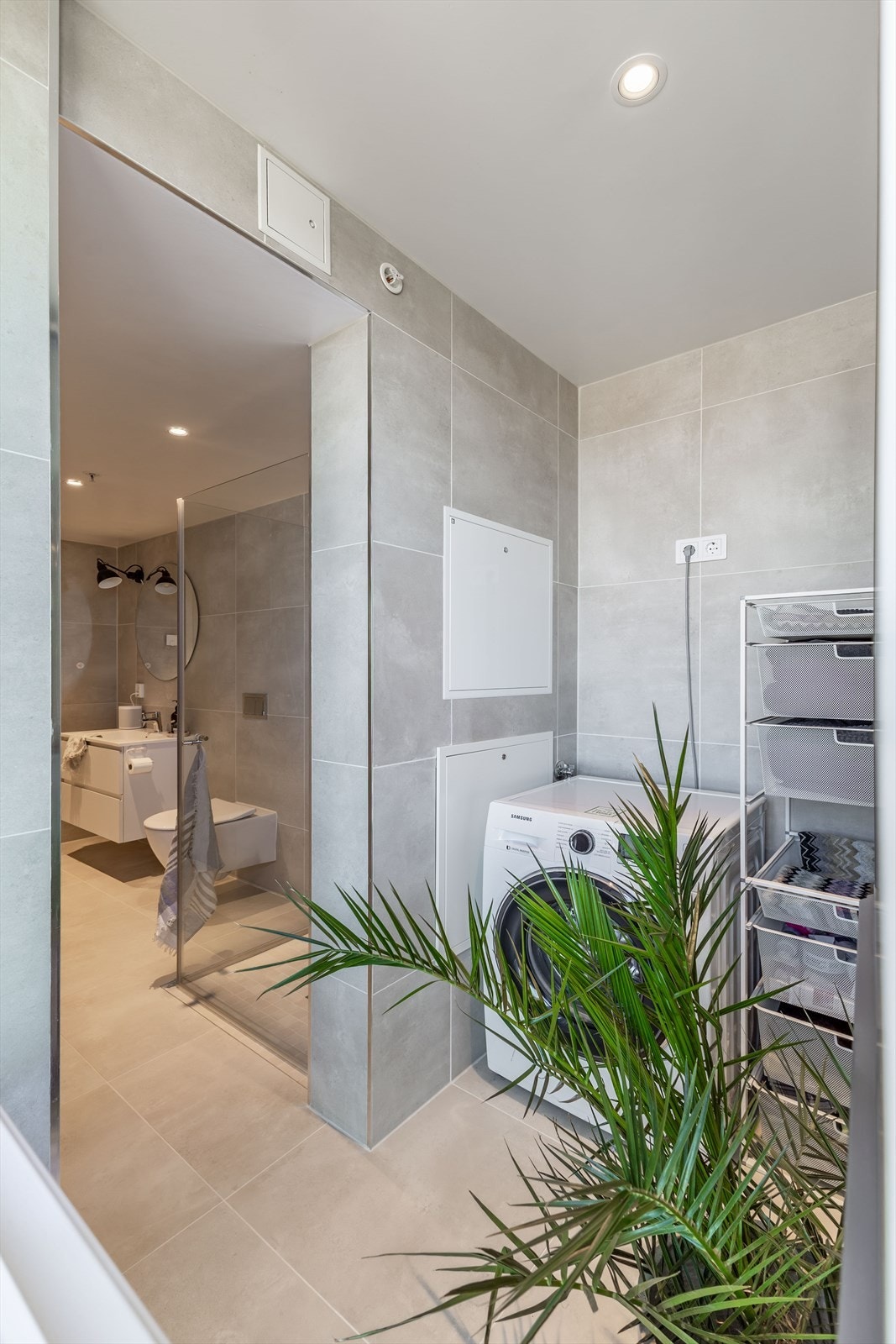 I den innerste delen av badet er det en praktisk nisje med opplegg for vaskemaskin. Galleribilde
