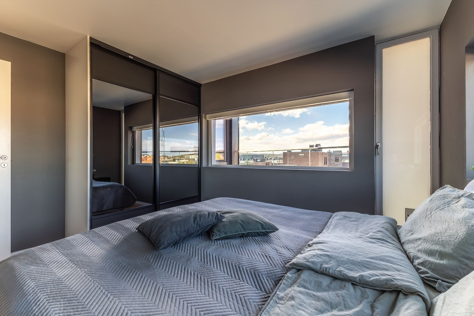 Skyvedørsgarderobe med speilfronter gir rikelig med oppbevaringsplass og en god romfølelse. Galleribilde