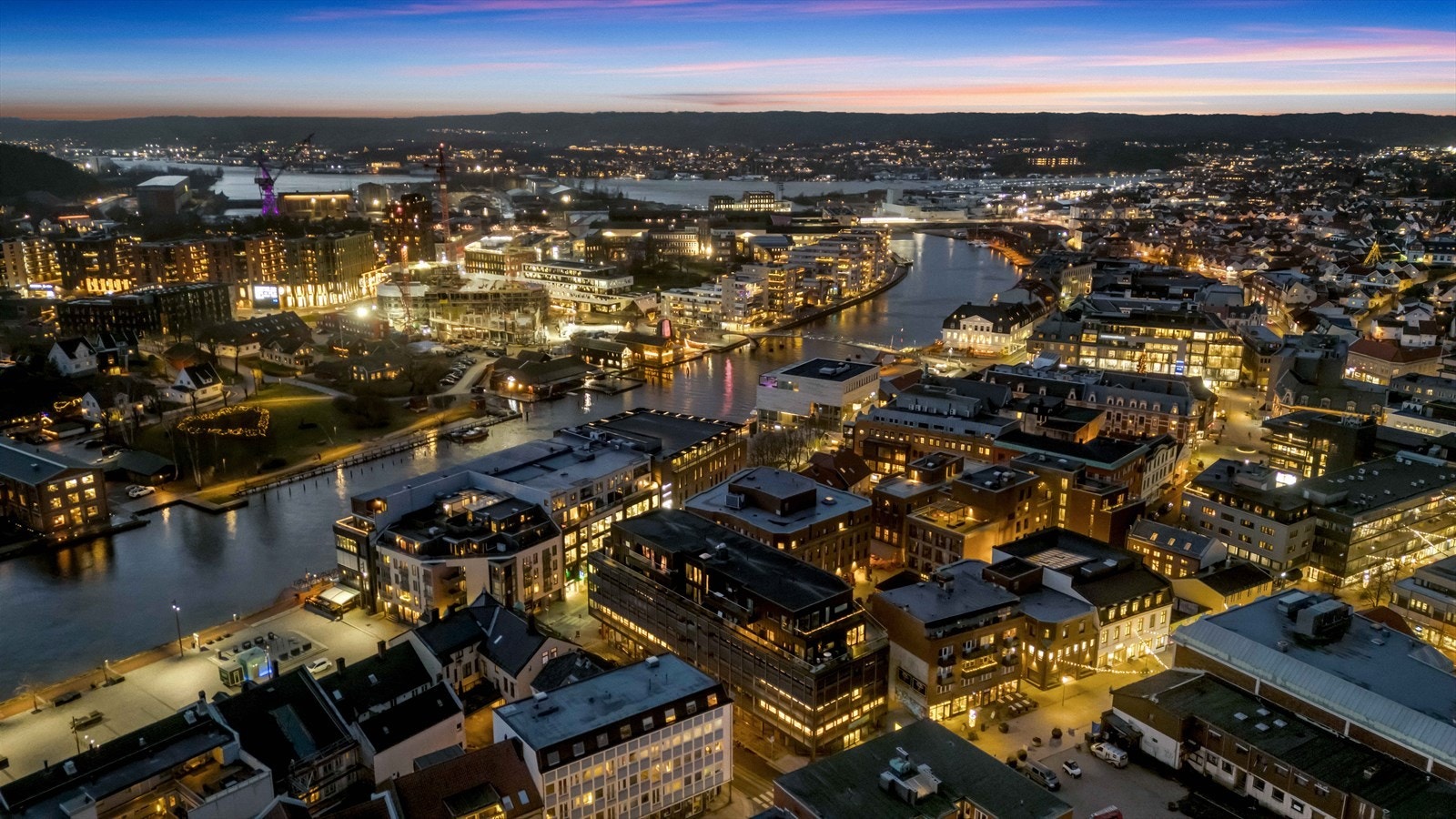 Fra leiligheten er det kort vei til offentlig kommunikasjon, med busstopp i Nygata kun 2 minutter unna og Fredrikstad stasjon innen gangavstand. Galleribilde