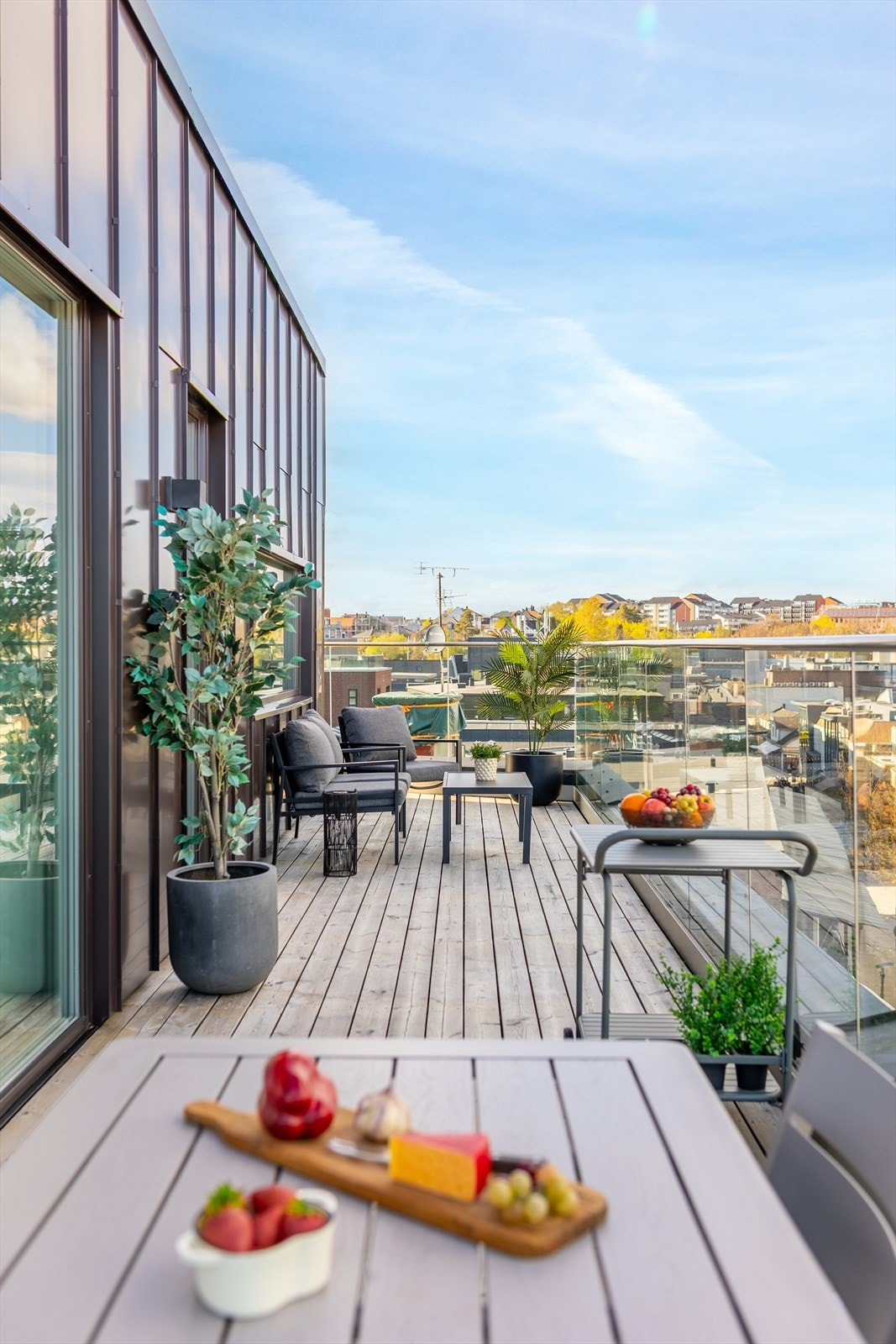 En privat oase med god plass og utsikt over byens tak. Galleribilde
