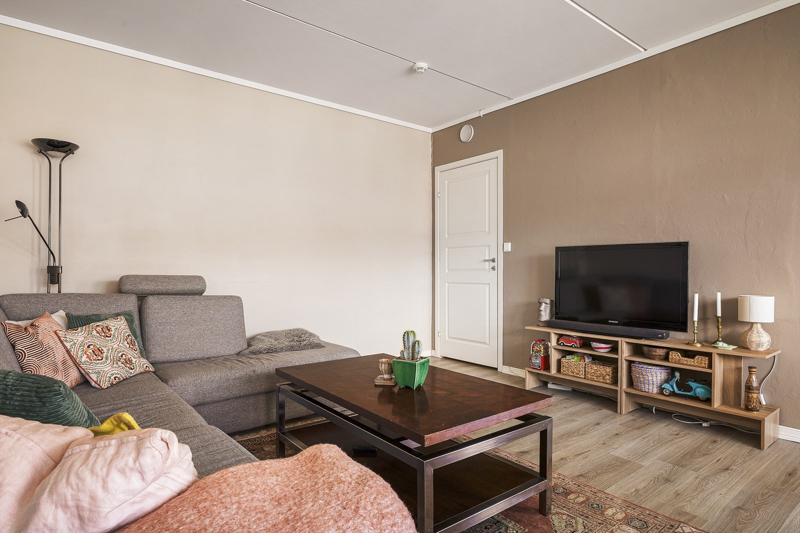 En praktisk og sosial sone med plass til mediemøbler. Galleribilde