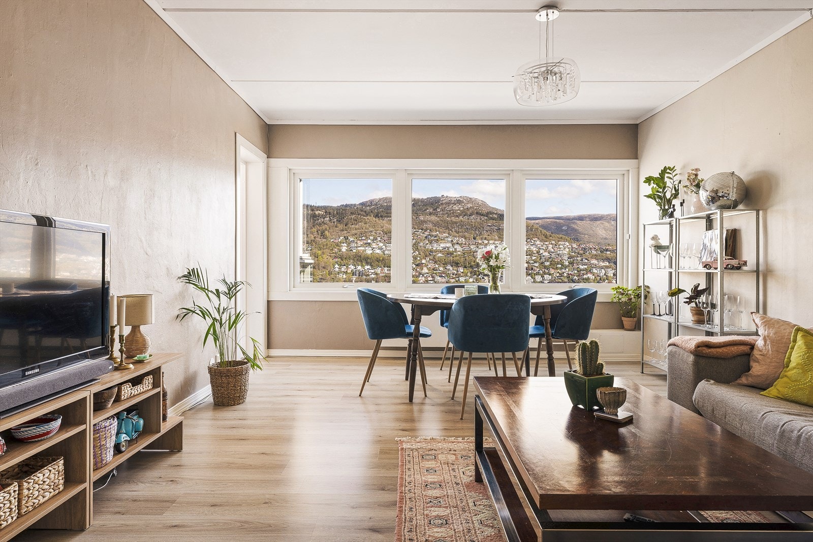 Fra stuen er det direkte utgang til den nord-østvendte balkongen. Galleribilde