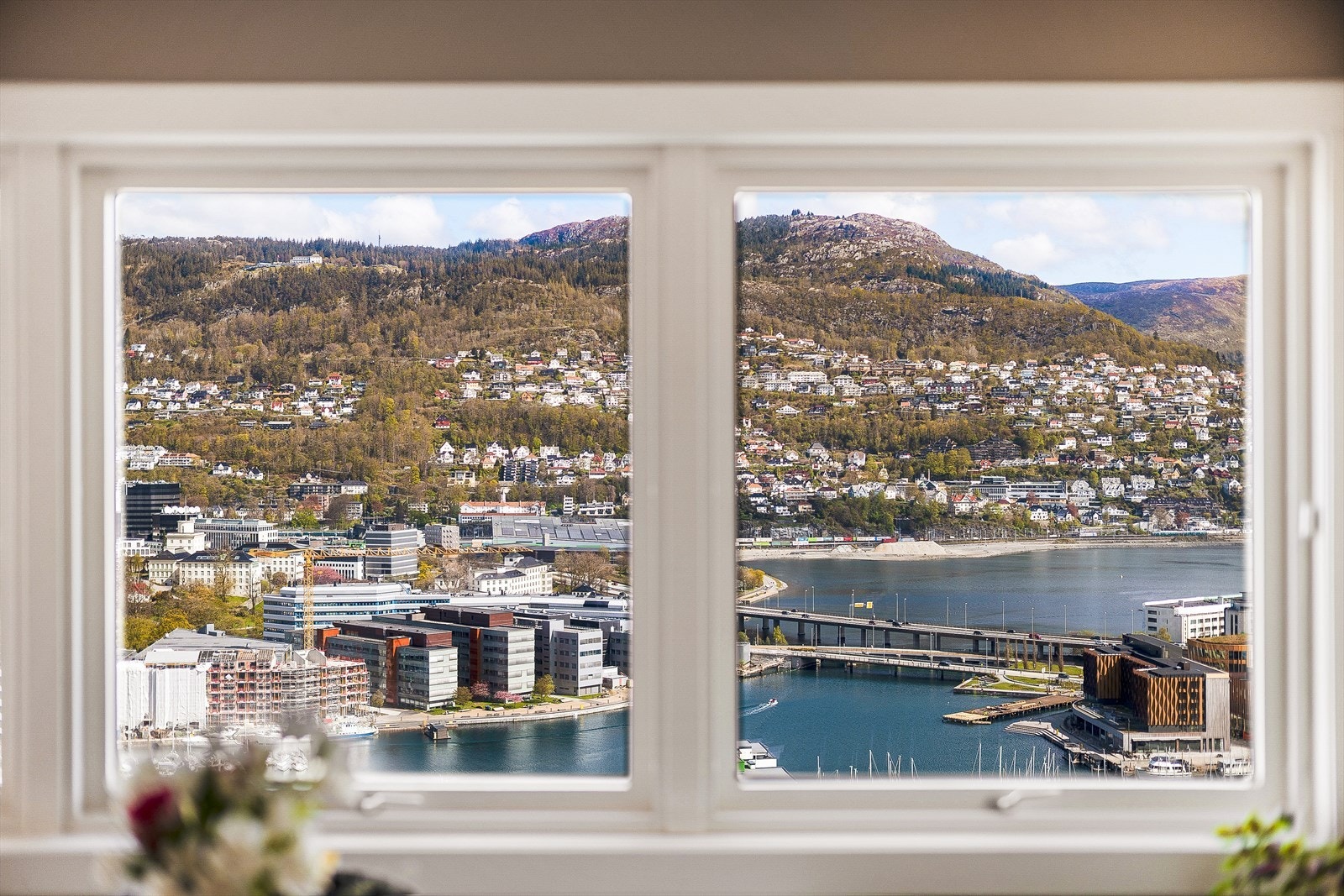 Nærmeste bussholdeplass, Skoglien, ligger like ved bygget. Galleribilde