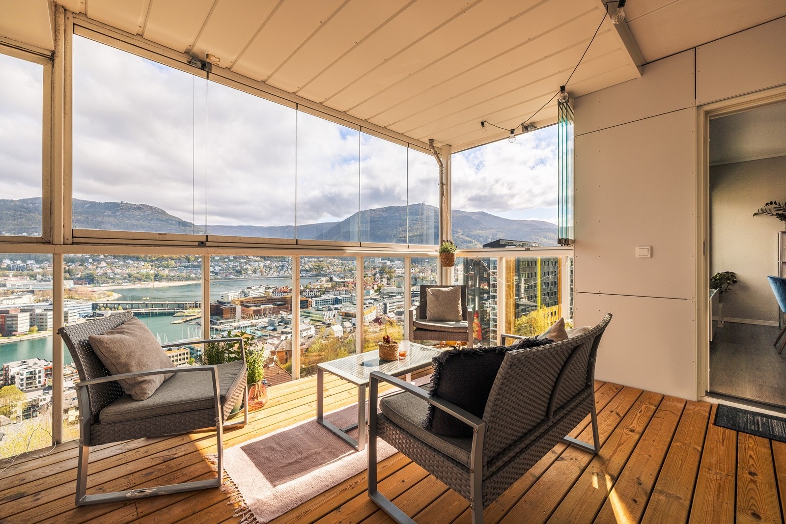 Balkongen er belagt med terrassebord og har rekkverk i aluminium og glass. Galleribilde