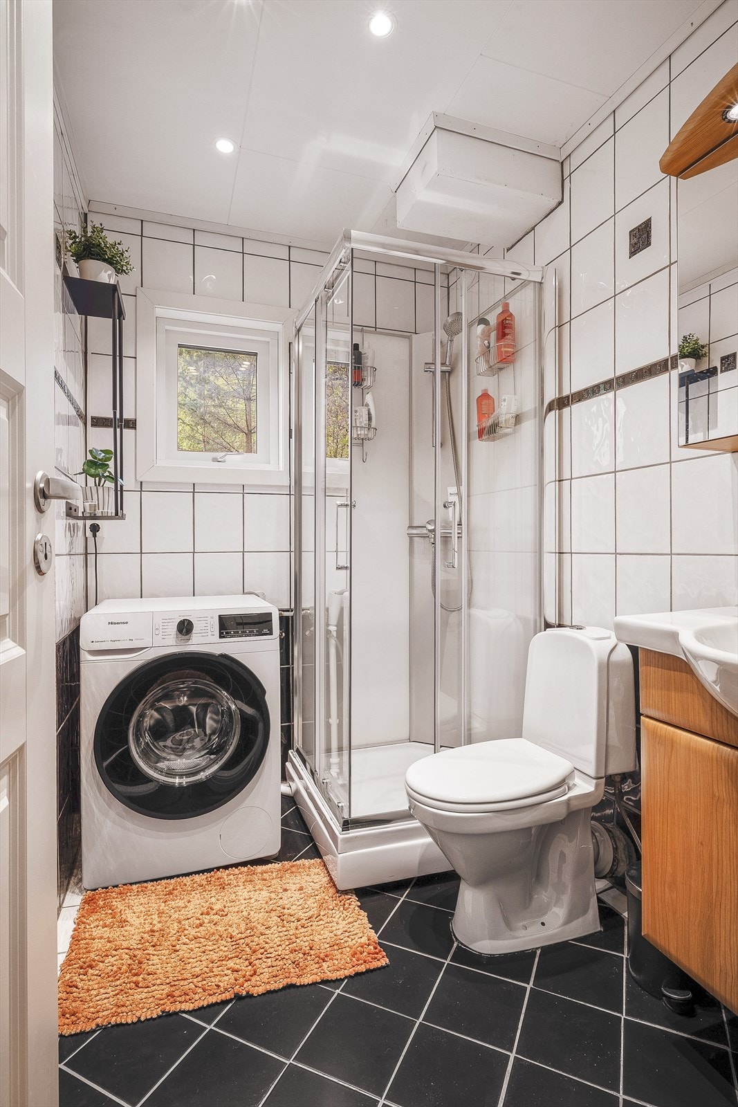 Badet har keramiske fliser, nytt dusjkabinett fra 2024 og opplegg for vaskemaskin. Galleribilde