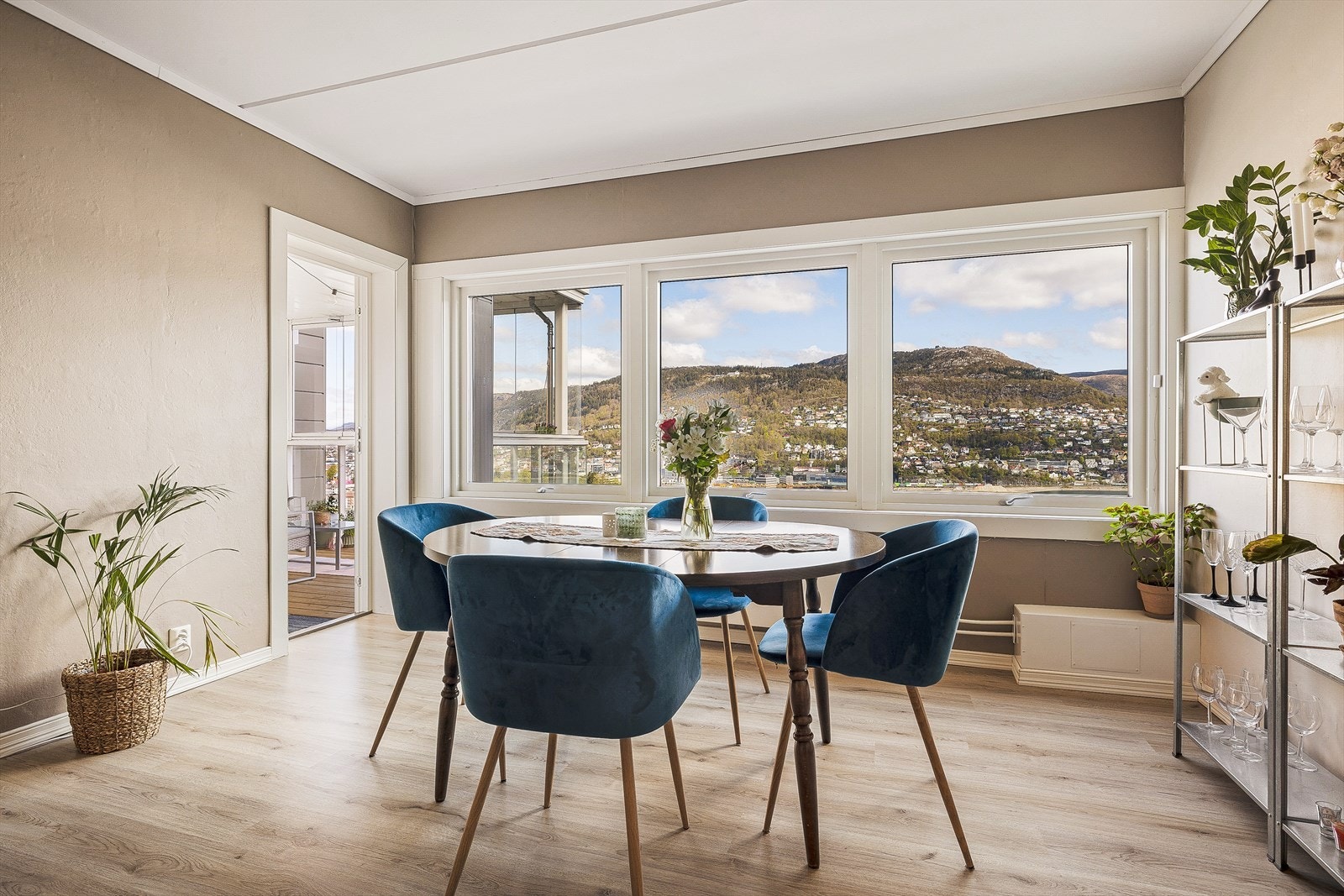 Stuen har store vindusflater med 3-lags glass, installert under bygningsmoderniseringen i 2017-2021. Galleribilde