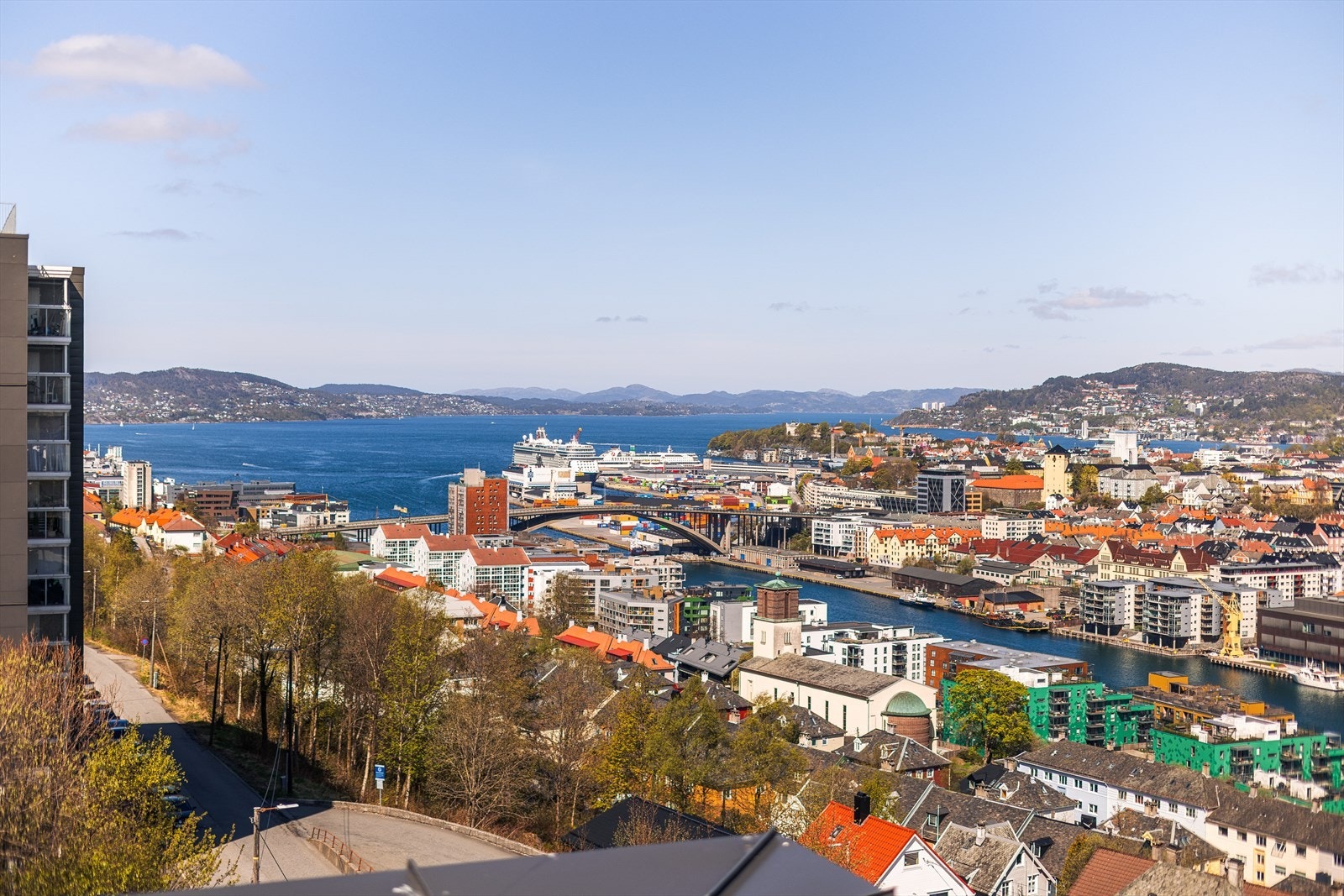 Området byr på en flott utsikt over innseilingen til Bergen. Galleribilde