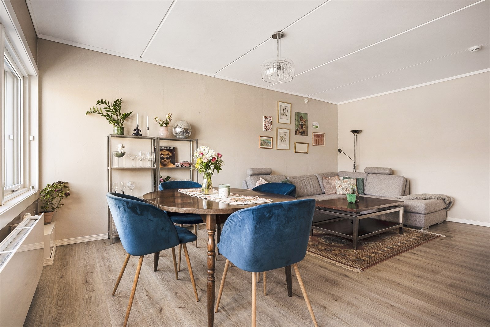 Rommet gir god plass til både sofagruppe og spisebord. Galleribilde
