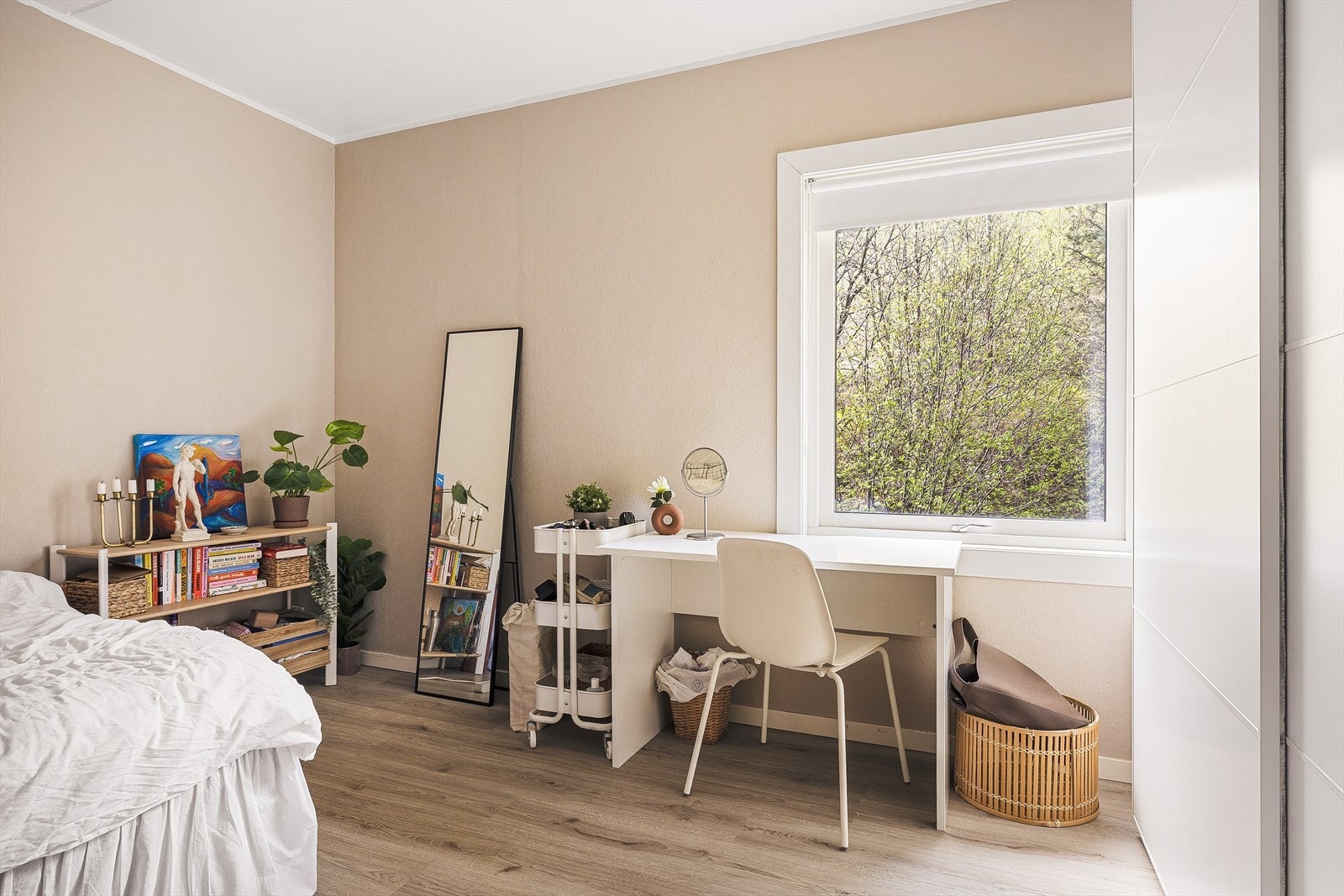 Hovedsoverommet er romslig med god plass til dobbeltseng og kontorplass. Galleribilde