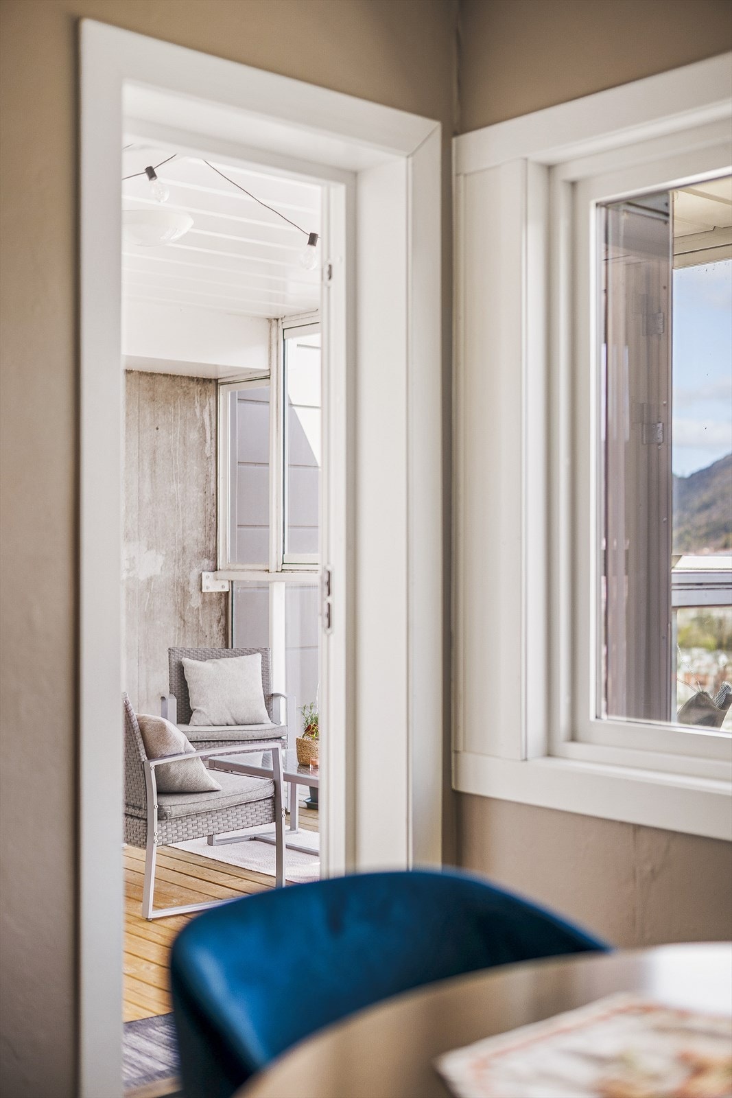Altandøren har hvitt dørblad med felt av isolerglass. Galleribilde