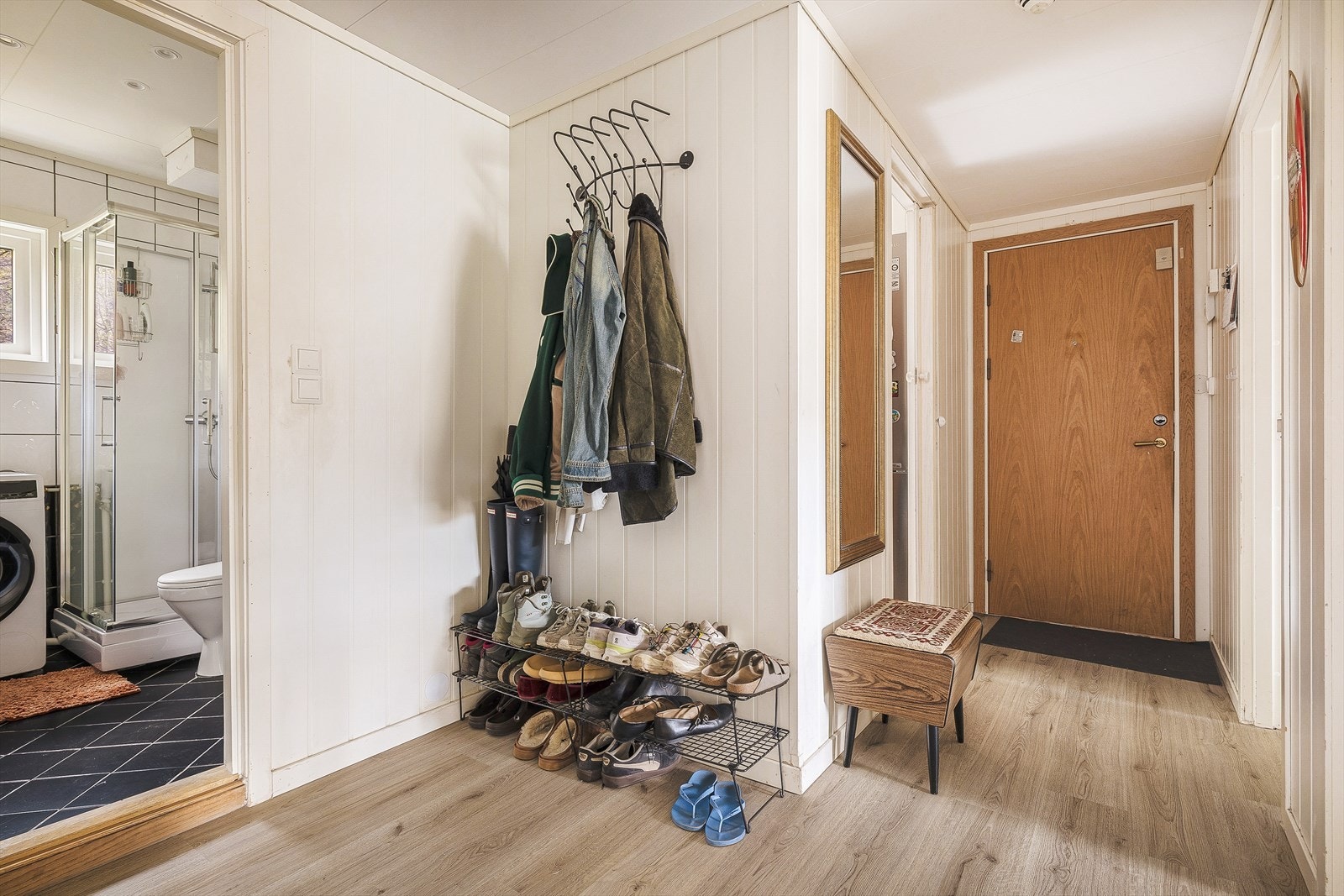 Entréen har slitesterkt laminatgulv og gir tilgang til alle rom i leiligheten. Galleribilde