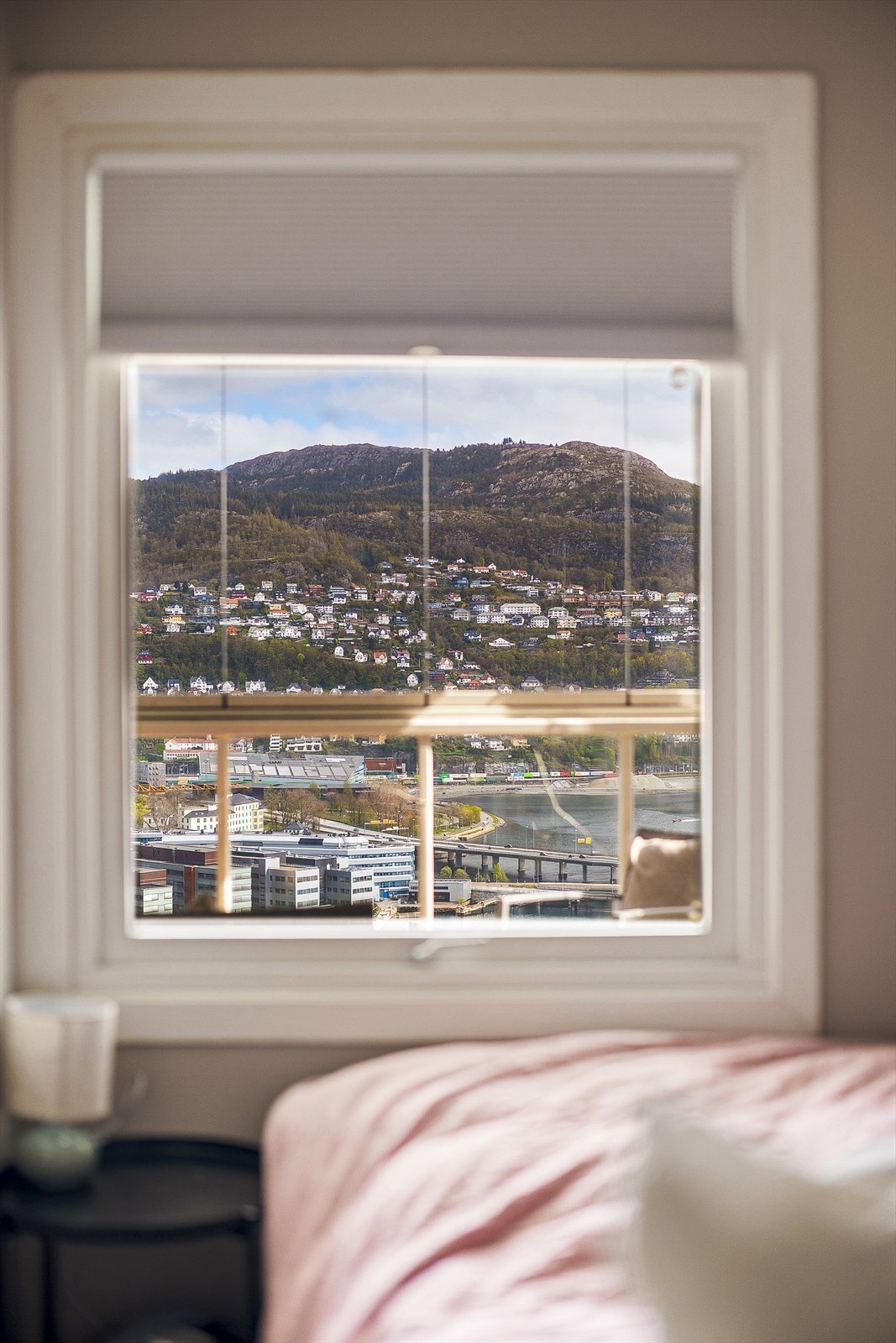 Fra leiligheten har man utsikt over nærområdet og byfjellene. Galleribilde