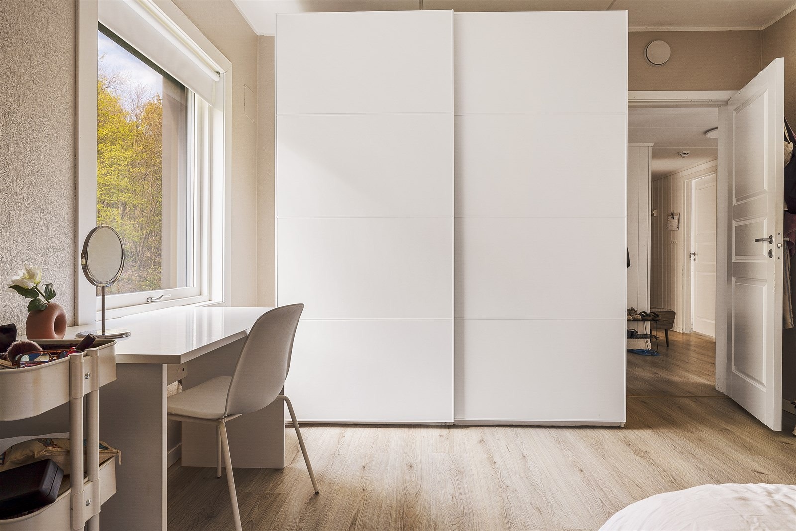 En stor skyvedørsgarderobe gir rikelig med oppbevaringsplass. Galleribilde