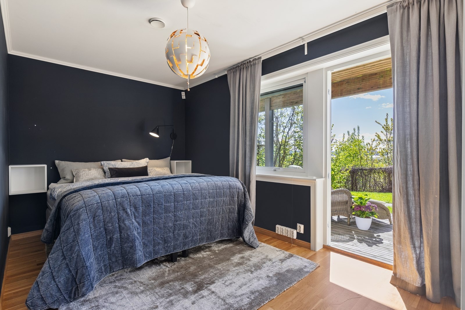 Soverommet er av god størrelse med plass til en dobbeltseng, tilhørende nattbord og garderobe. Herfra er det utgang til en sørvendt, delvis overbygget platting. Galleribilde