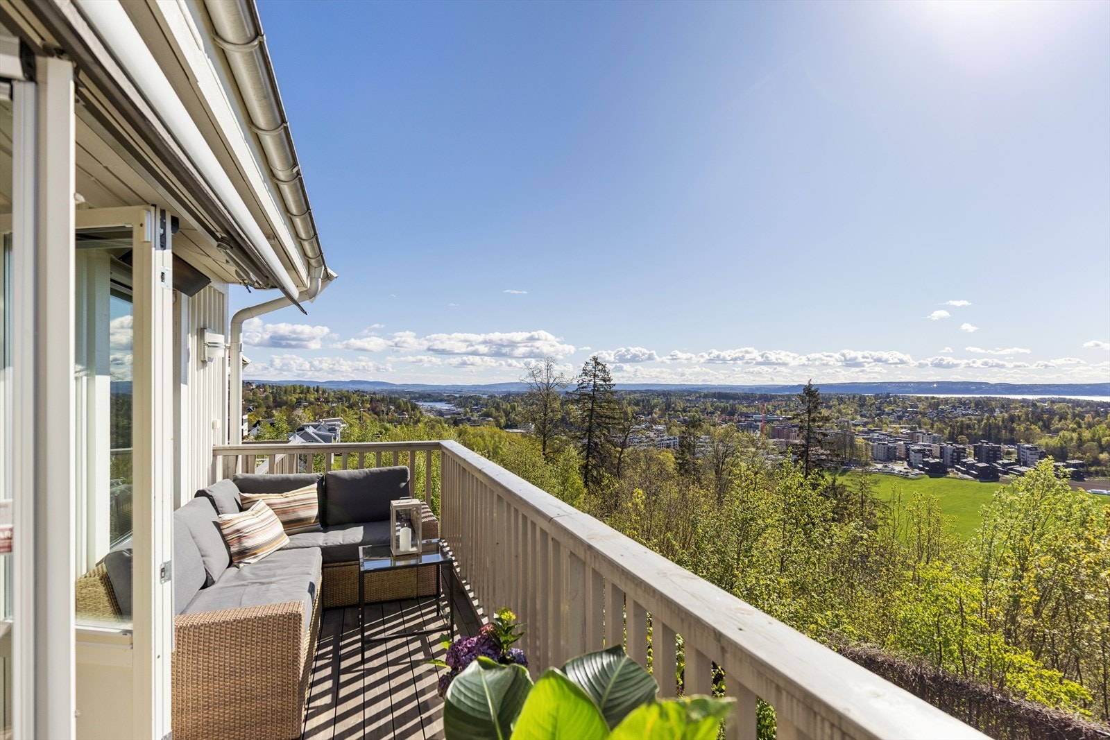 Velkommen hjem! Rekkehuset har både balkong (2 stk.) og hage. Galleribilde