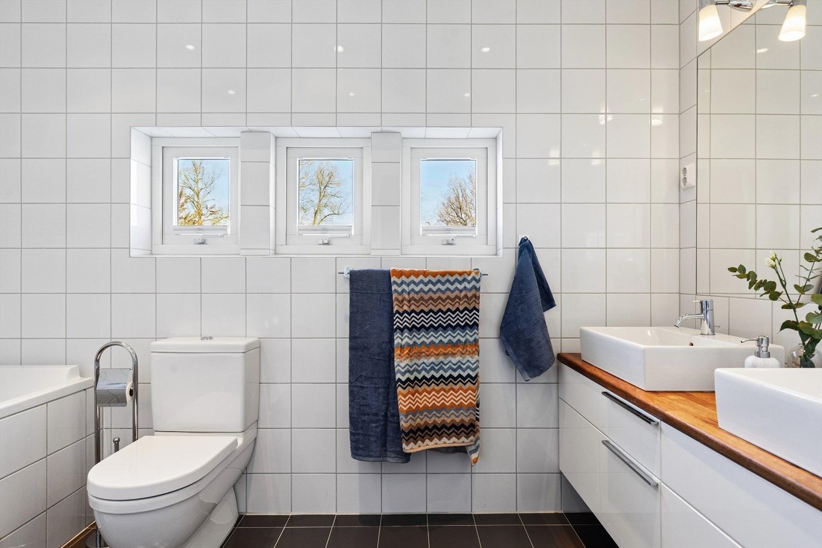 Badet i andre etasje er fra 2008 og har fliser på vegger og gulv med varmekabler. Badekar. Galleribilde