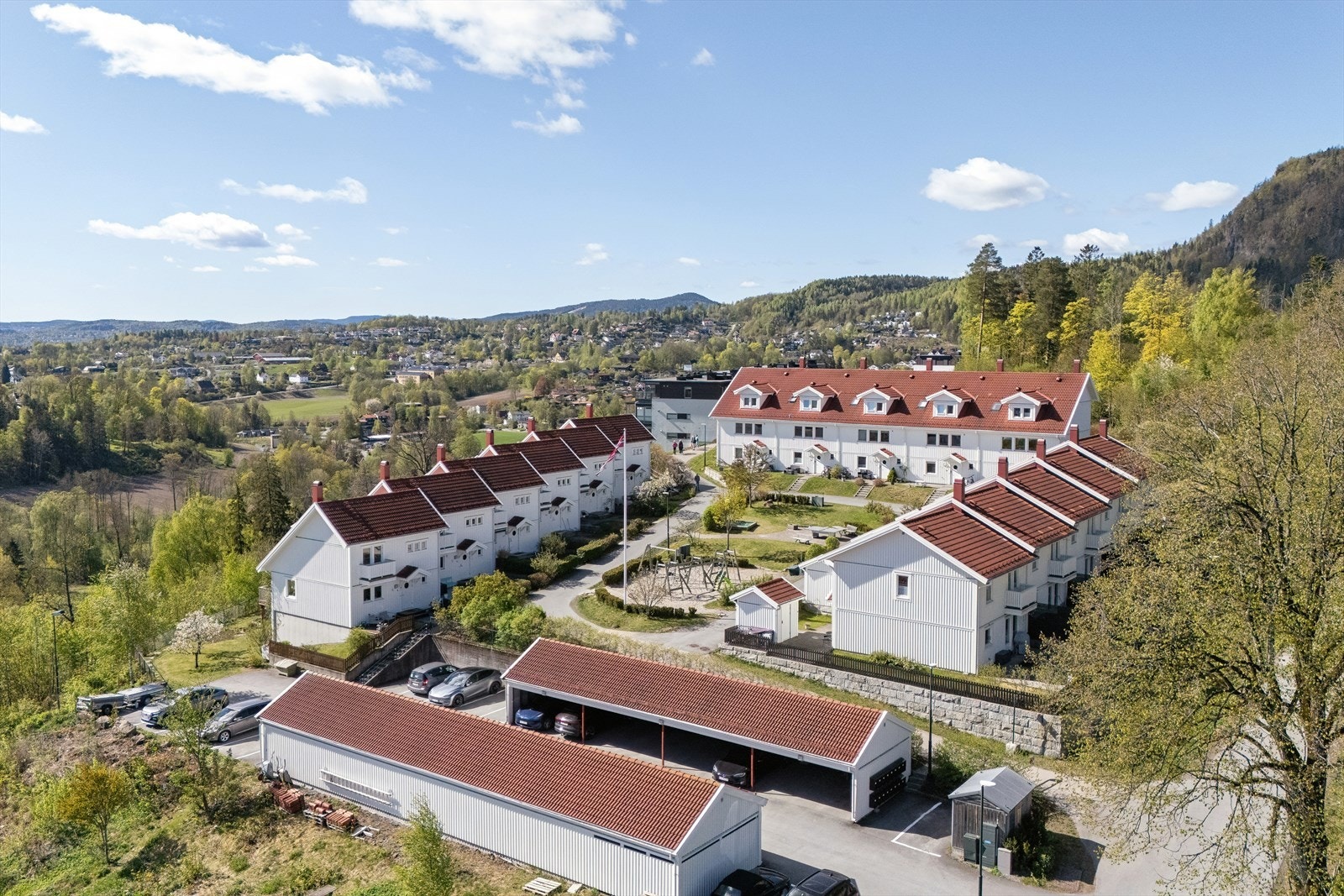 Boligen ligger i enden av en blindvei i et bilfritt og barnevennlig tun med lekeplass. Galleribilde