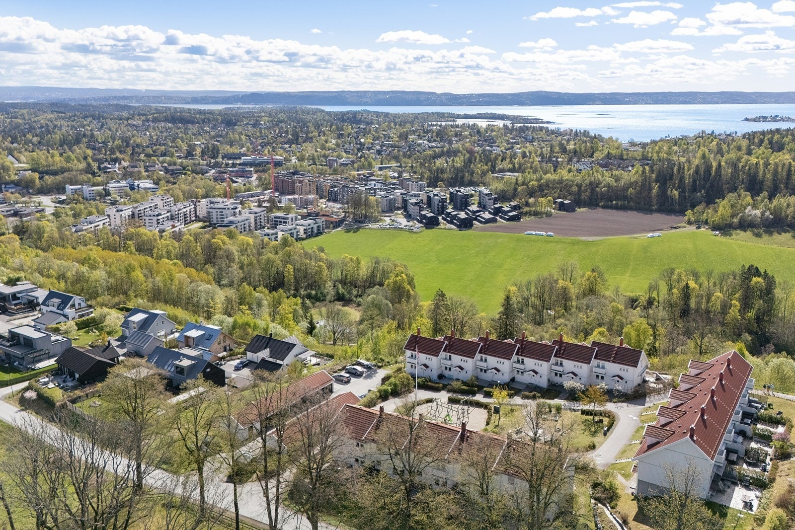 Fra eiendommen er det kort vei til Billingstad stasjon, med lokaltog mot Oslo og Drammen. Galleribilde