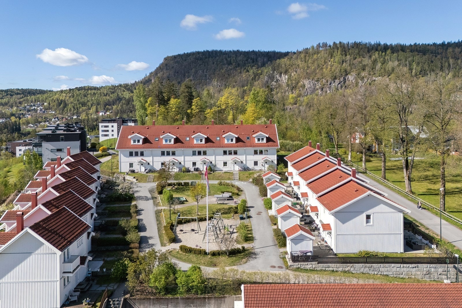 Felles eiet tomt på 6 473 m². Boligen ligger i et meget barnevennlig område i et sameie med 16 hus rundt et tun med lekeplass og sitteplasser i midten. Galleribilde