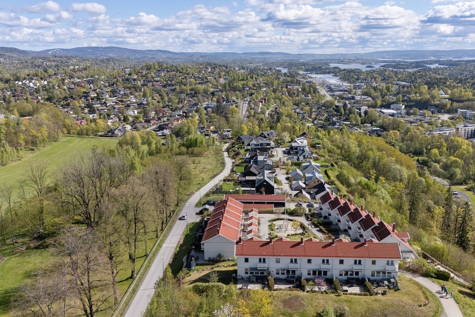 Beliggenheten gir enkel tilgang til rekreasjonsområder ved både fjorden og i Vestmarka. Galleribilde