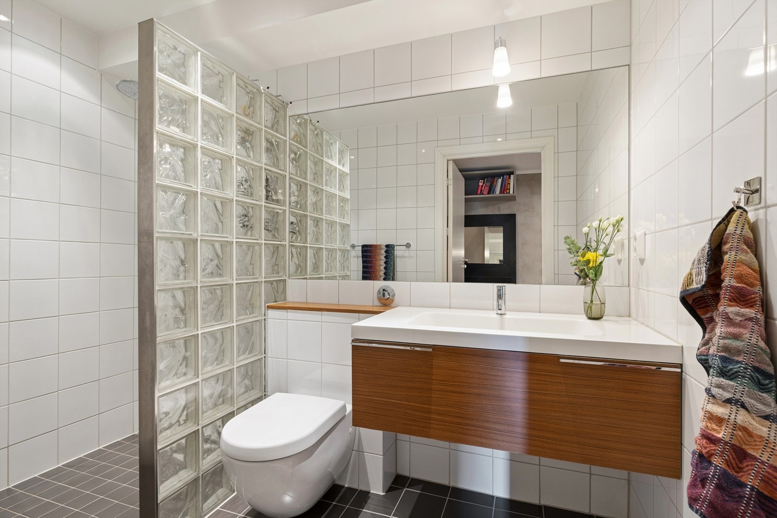 Badet i underetasjen er fra 2008, med fliser på vegger og gulv. Det er utstyrt med servant med servantskap, veggfestet toalett og en dusjnisje med vegg i glassbyggerstein. Galleribilde