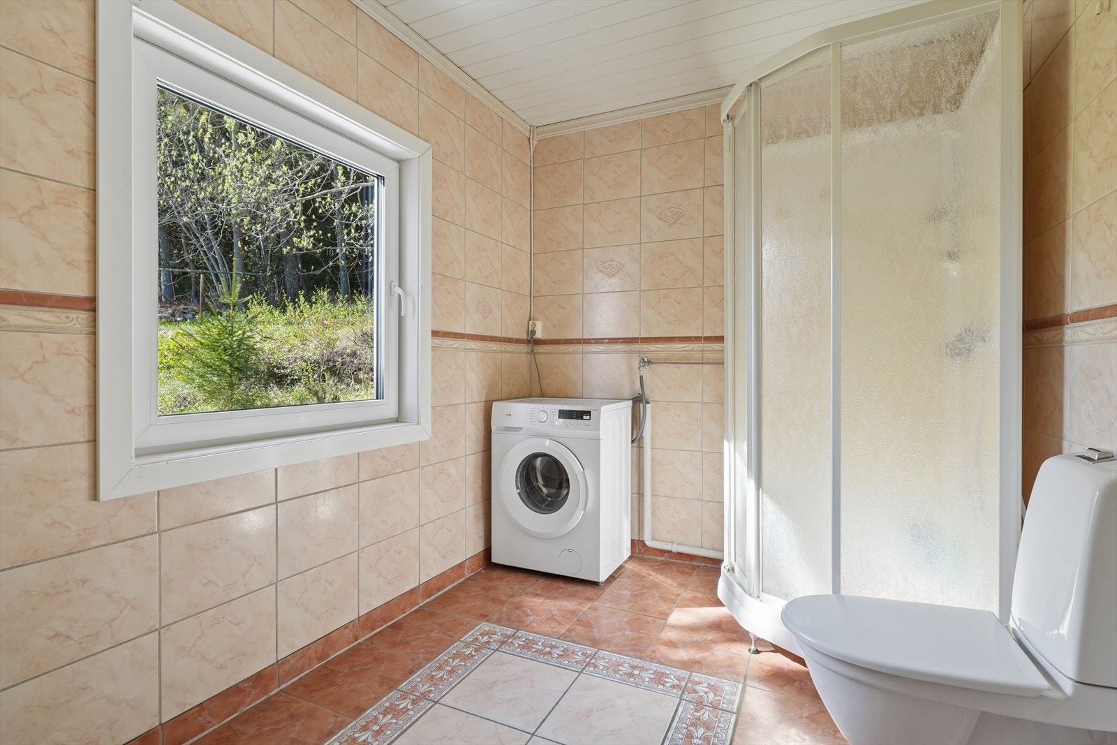 Badet er utstyrt med dusjkabinett og har opplegg for vaskemaskin. Galleribilde
