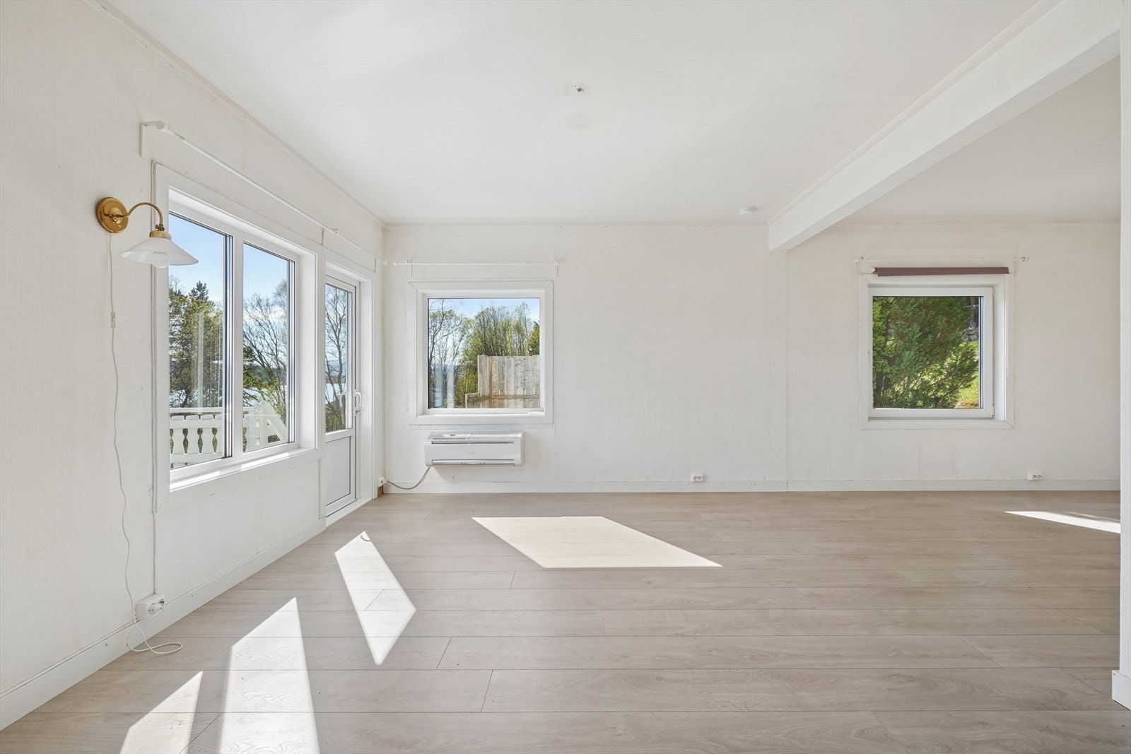 Verandadøren fra 2013 har 3-lags energiglass og slipper inn rikelig med dagslys. Galleribilde