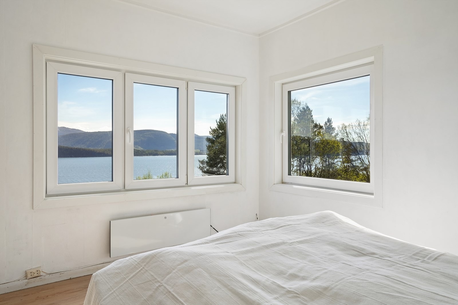 Fra stuen og flere av soverommene kan du nyte en flott utsikt over fjordlandskapet. Galleribilde