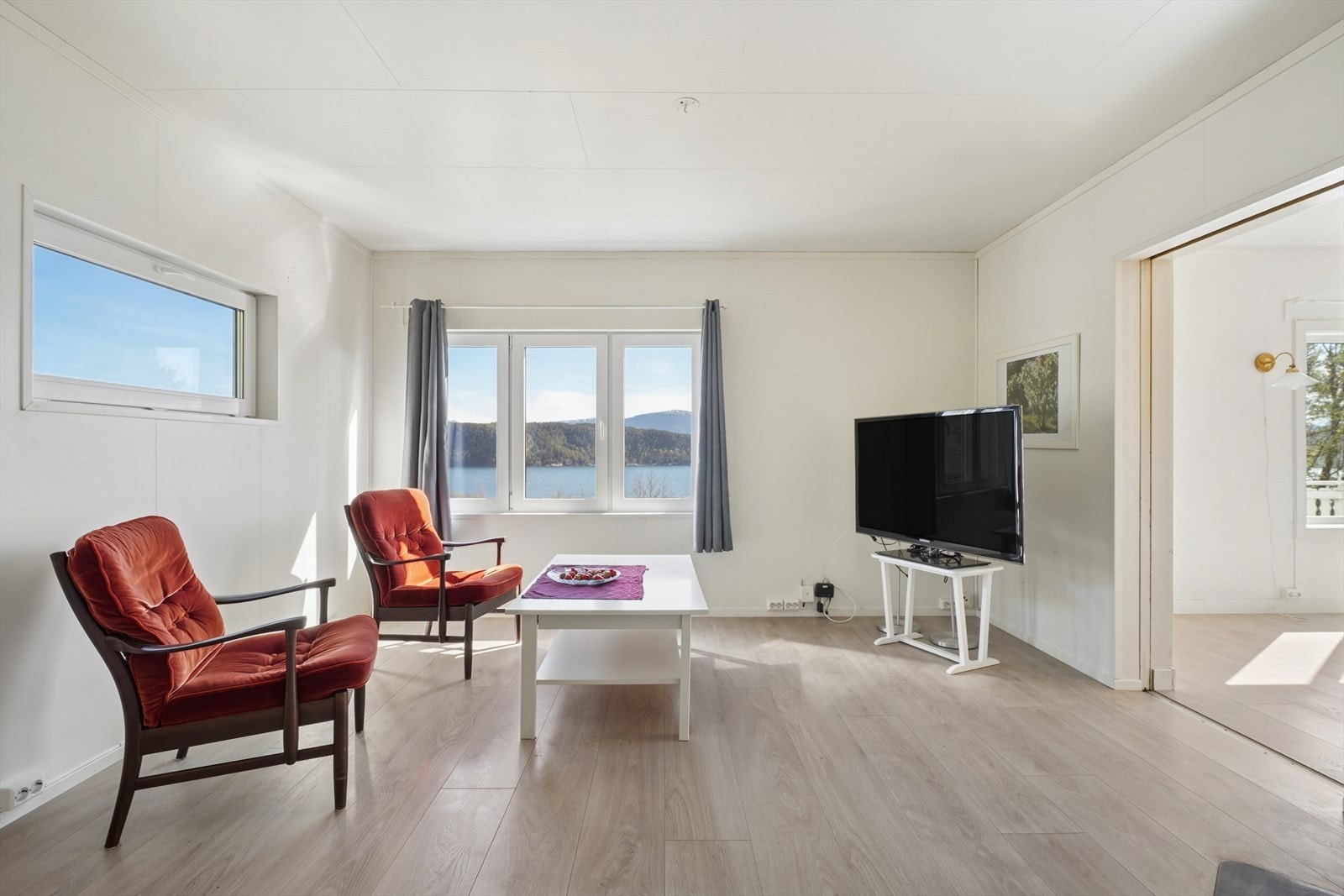 Boligen har stue i både første og andre etasje, samt en kjellerstue. Galleribilde