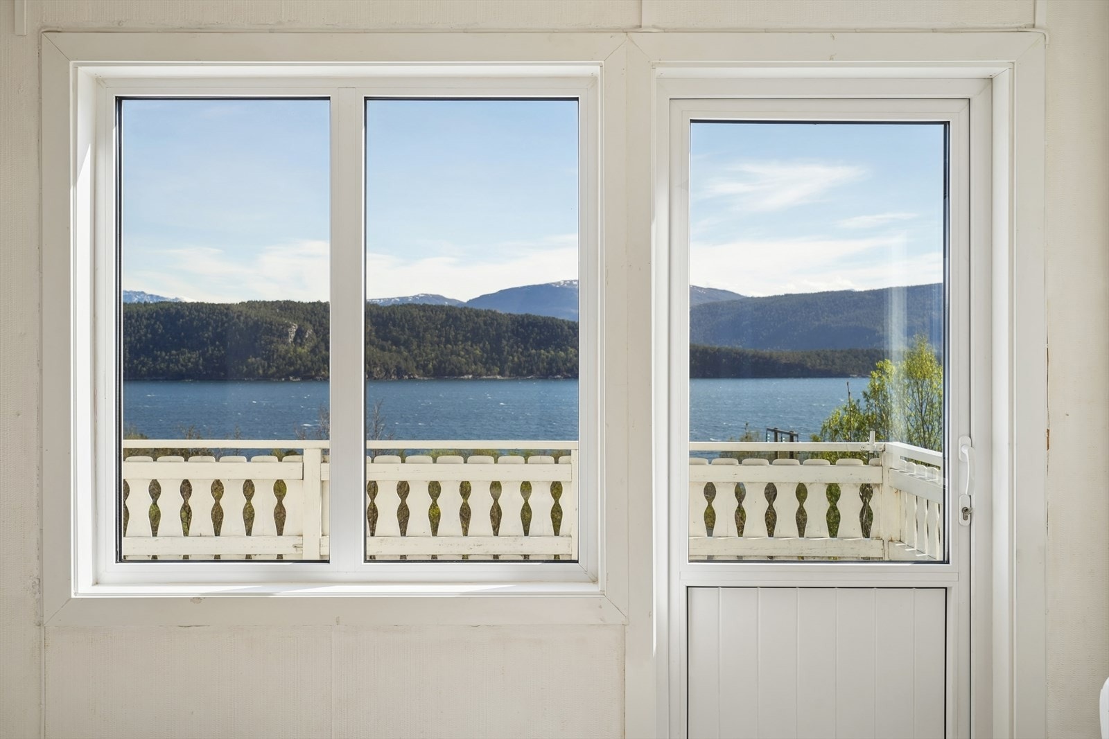 Fra stuen er det uhindret og vidstrakt utsikt over fjorden. Galleribilde