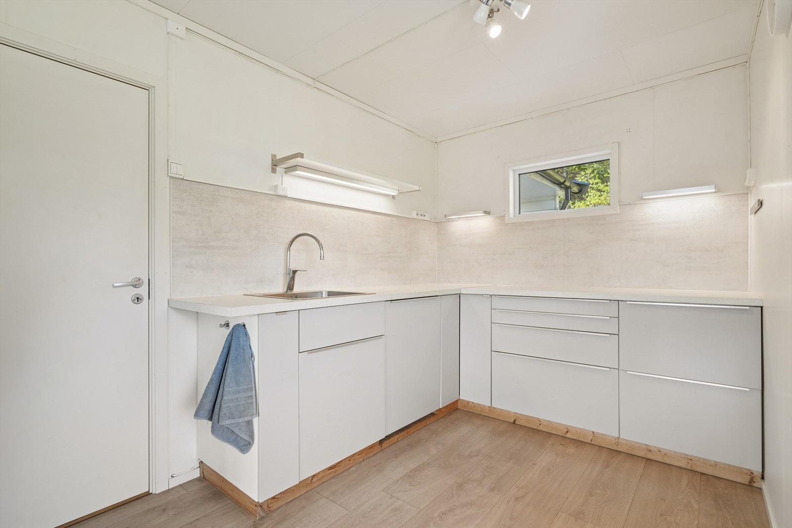 Laminatbenkeplate med nedfelt oppvaskkum og ventilatorhette med avtrekk ut. Galleribilde