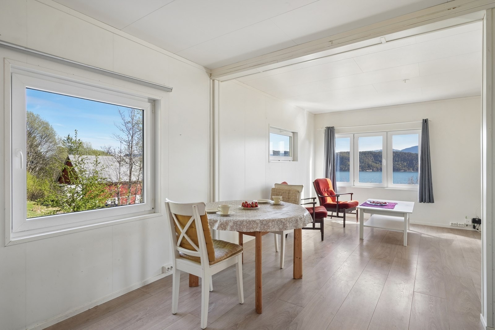 Gjennomgående lys og en åpen følelse mellom rommene i første etasje. Galleribilde