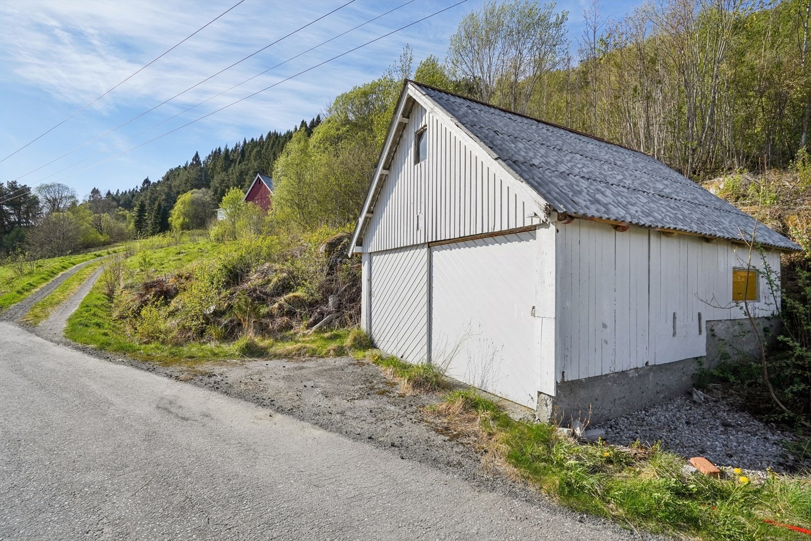 Garasje på ca. 27 m² oppført rundt 1960, med støpt plate på grunn. Galleribilde
