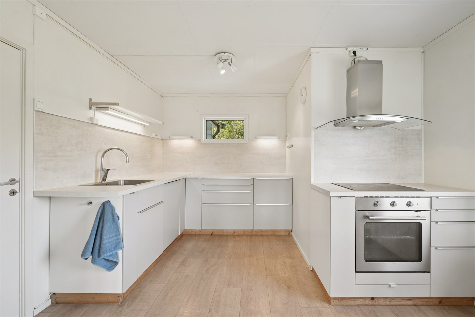 Kjøkkenet i første etasje ble oppgradert i 2016 med innredning fra Ikea, integrert komfyr og oppvaskmaskin. Galleribilde