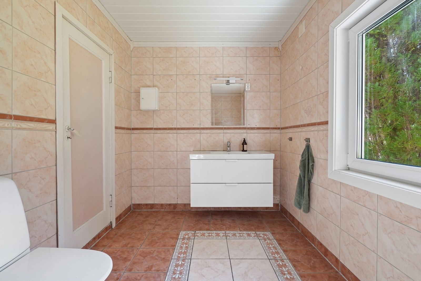 Badet i første etasje har flislagt gulv med varmekabler og fliser på veggene. Galleribilde