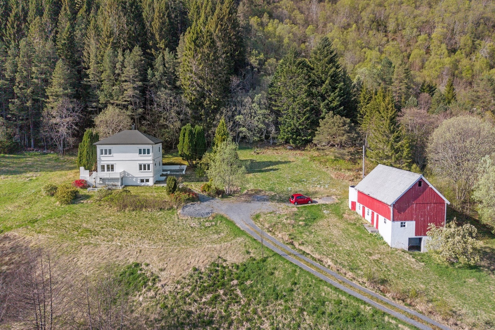 Velkommen til Kroksethagen 8! Eiendommen ligger i et område preget av spredt boligbebyggelse i naturskjønne omgivelser. Galleribilde