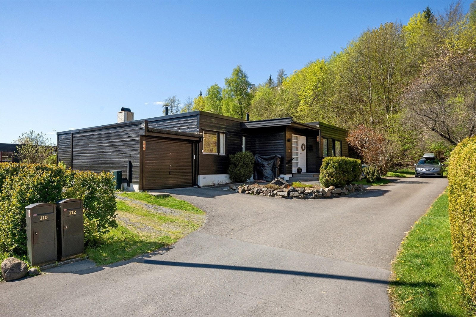 Sett fra oppkjørsel. Egen garasje og plass for parkering langs med huset om ønsket. Galleribilde
