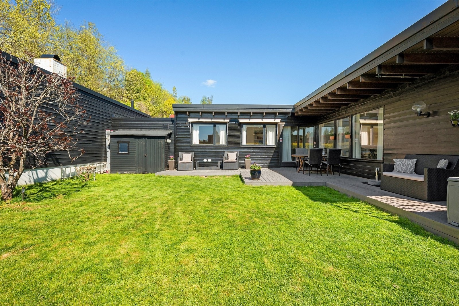 Den private hagen og markterrassen på 31 m² danner en usjenert ramme rundt boligen. Galleribilde