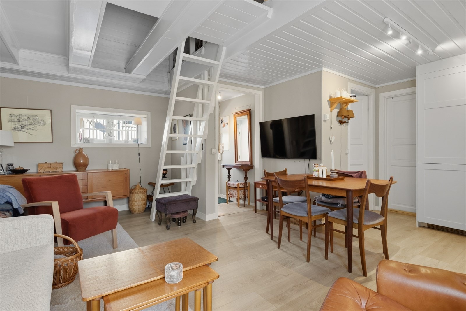Fra stuen er det åpent mot kjøkkenet og entréen, samt trapp opp til hemsen. Galleribilde