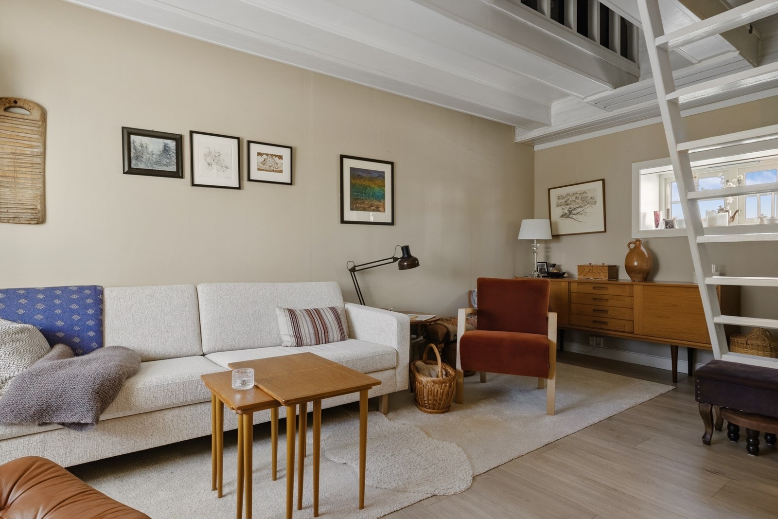 Stuedelen har plass til en komfortabel sofagruppe og er et naturlig samlingspunkt i boligen. Galleribilde